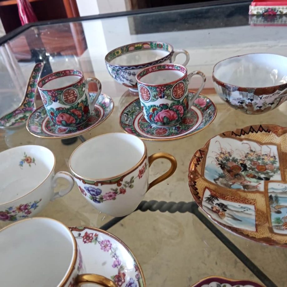 Lote de tazas, platos y tetera