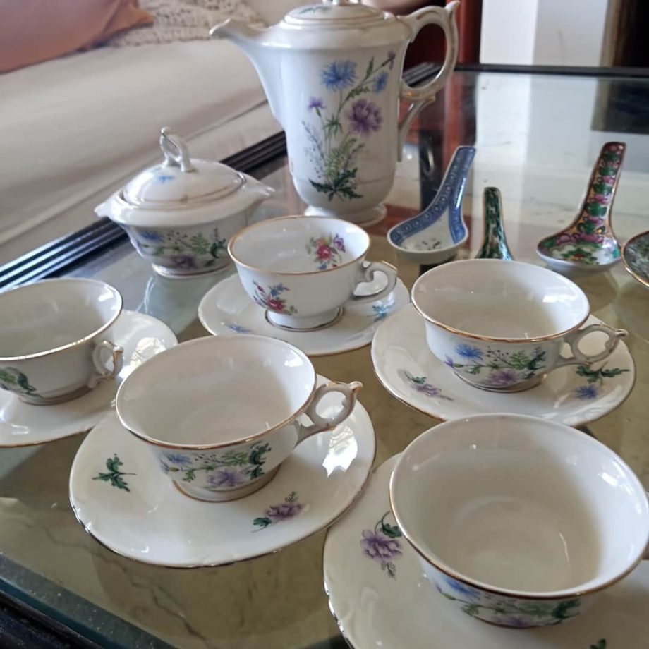 Lote de tazas, platos y tetera