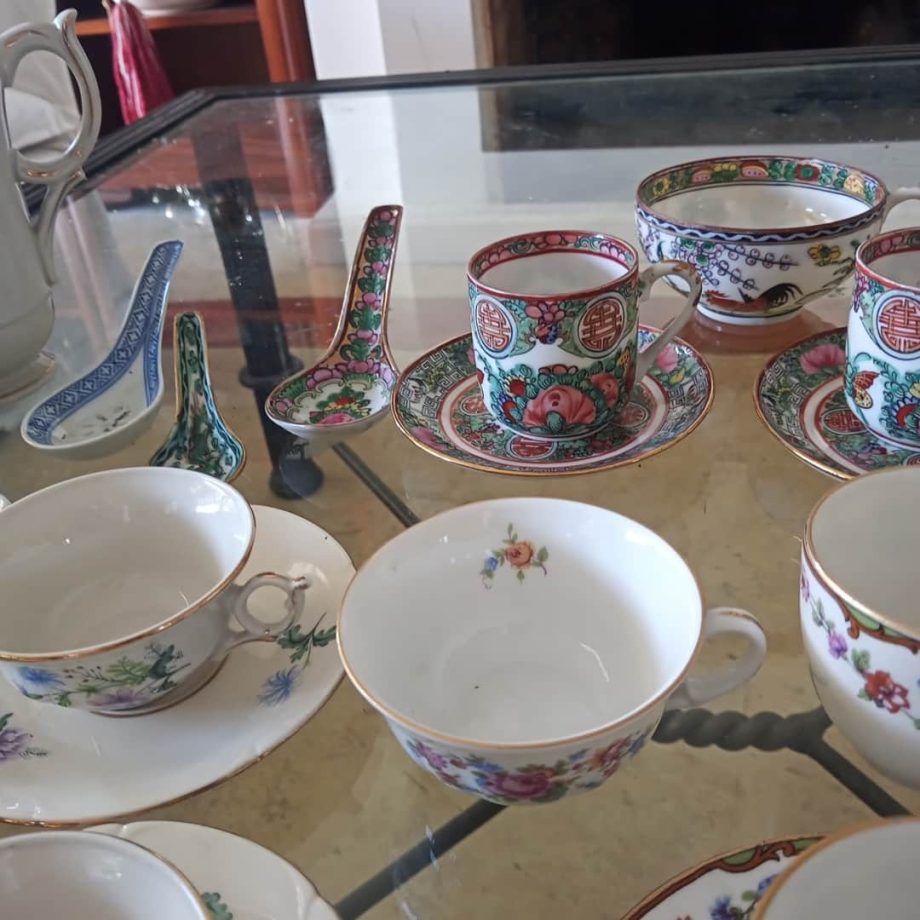 Lote de tazas, platos y tetera
