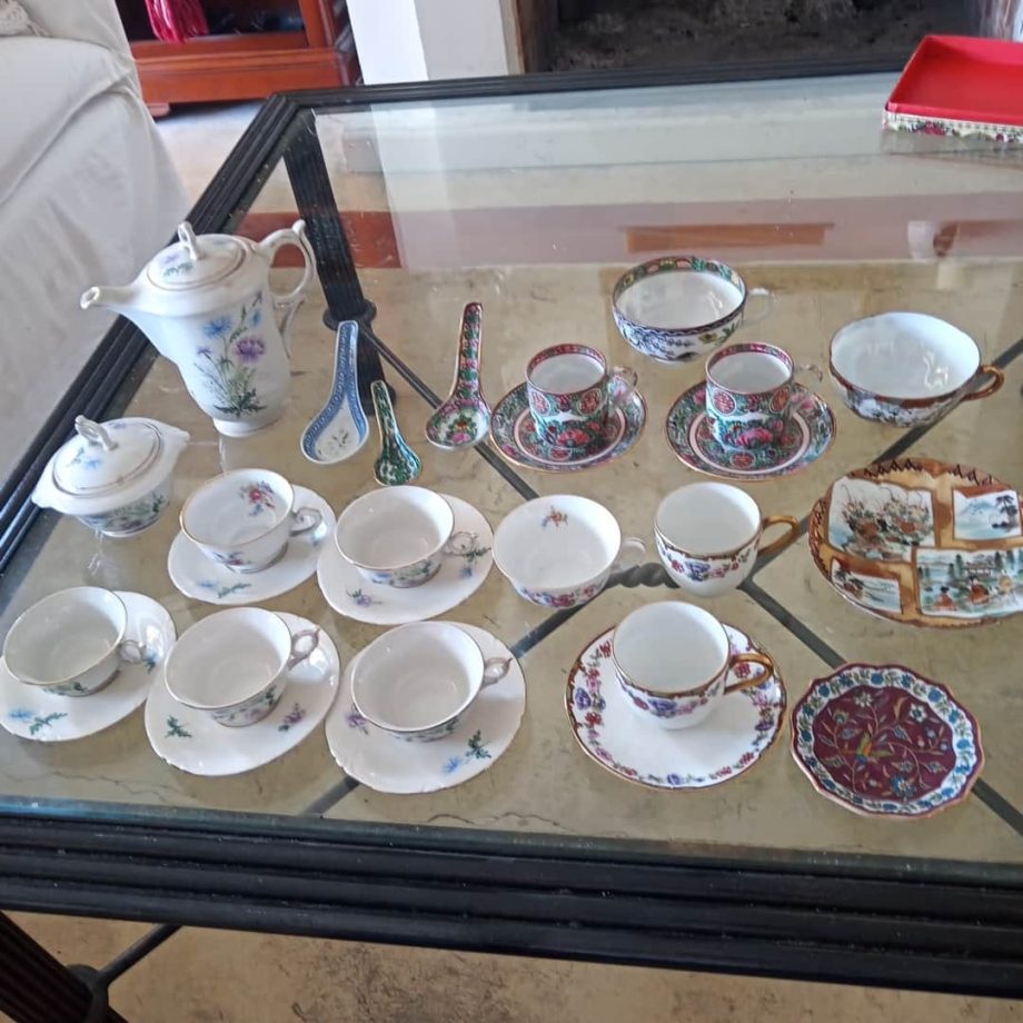 Lote de tazas, platos y tetera