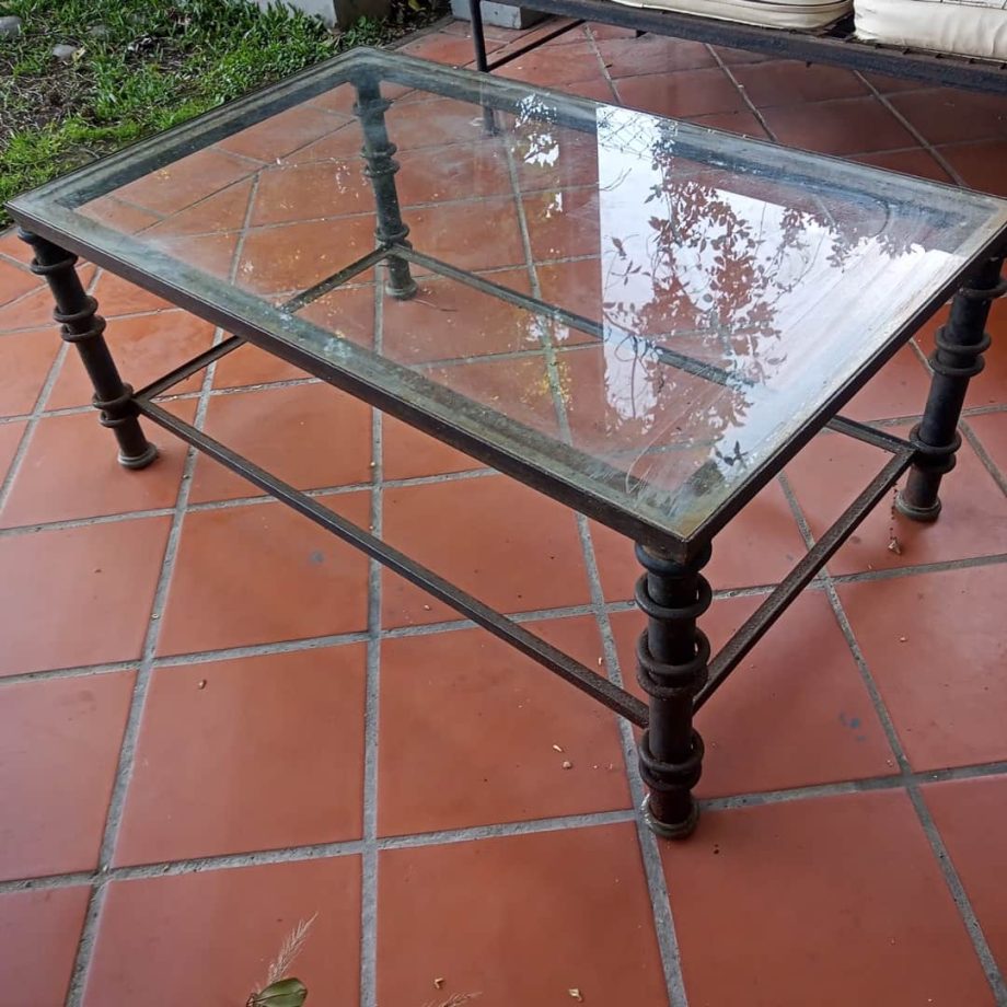 Mesa antigua en hierro