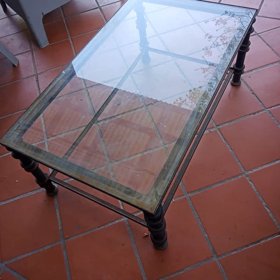 Mesa antigua en hierro
