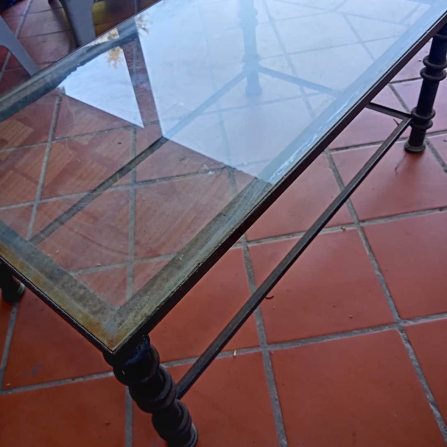 Mesa antigua en hierro