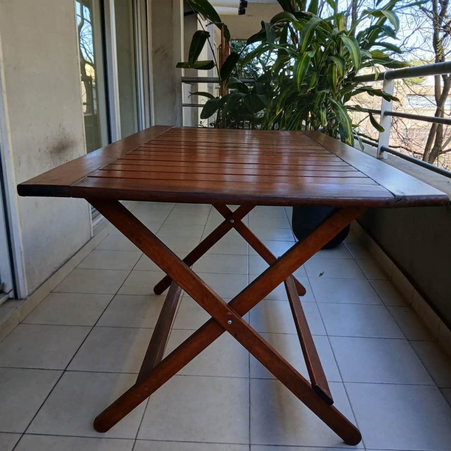 Mesa de exterior en teka