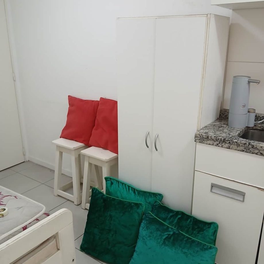 Mueble organizador + bancos + almohadones