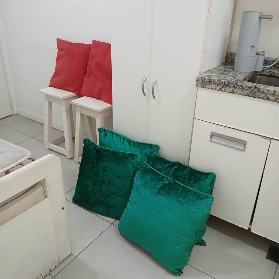 Mueble organizador + bancos + almohadones