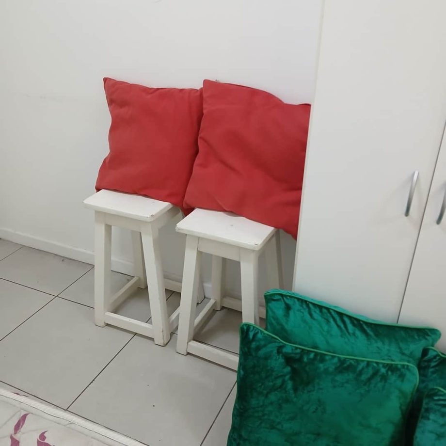 Mueble organizador + bancos + almohadones