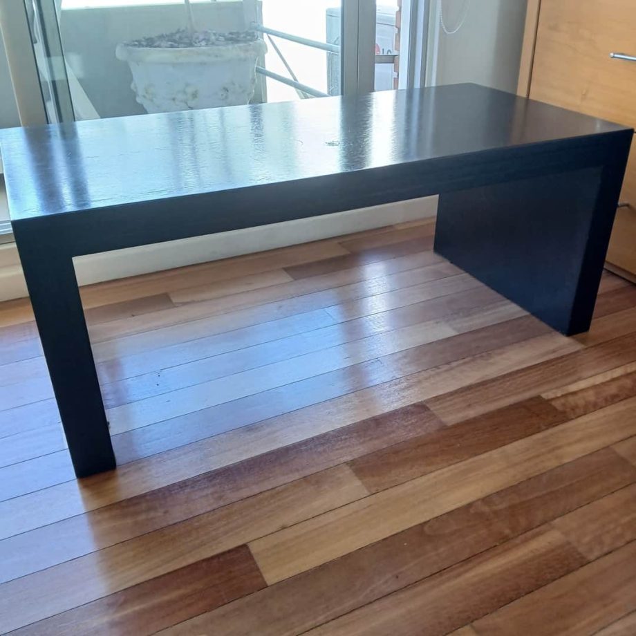 Mesa frente sofá