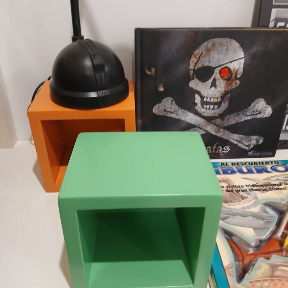 Libros, cuadro, lámpara y más