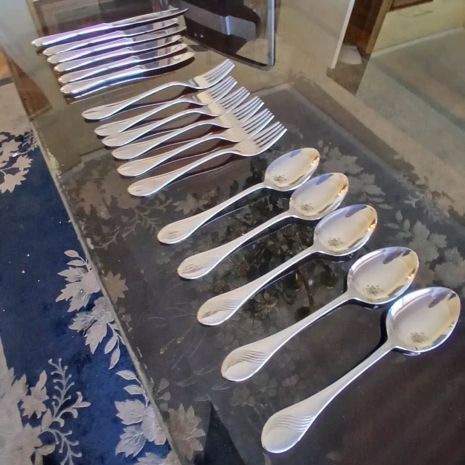 Cubiertos en metal plateado