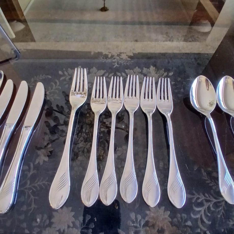 Cubiertos en metal plateado