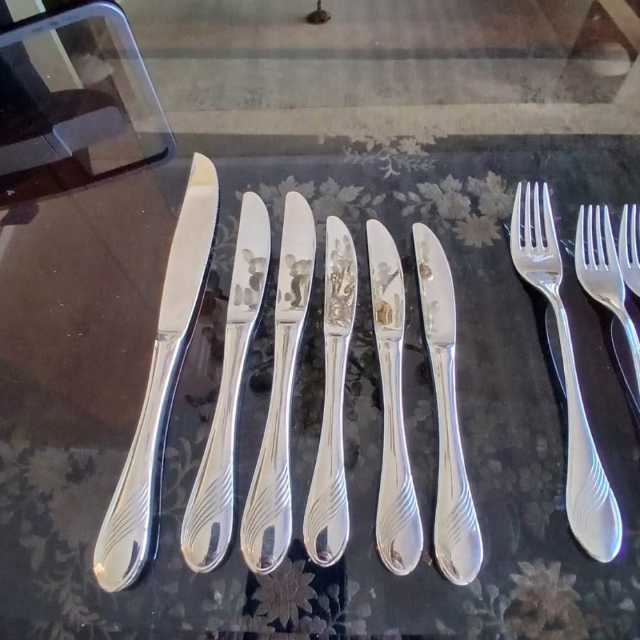Cubiertos en metal plateado