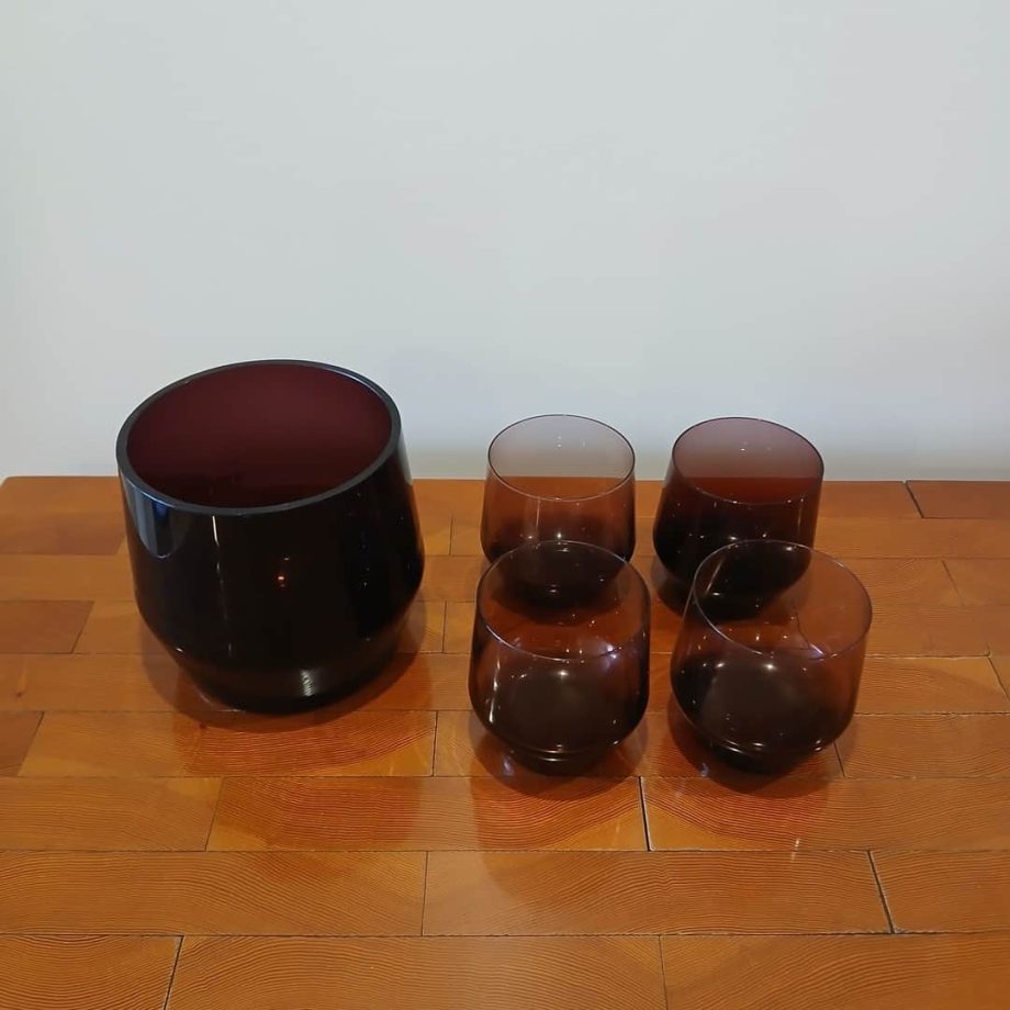 Jarra y vasos de diseño