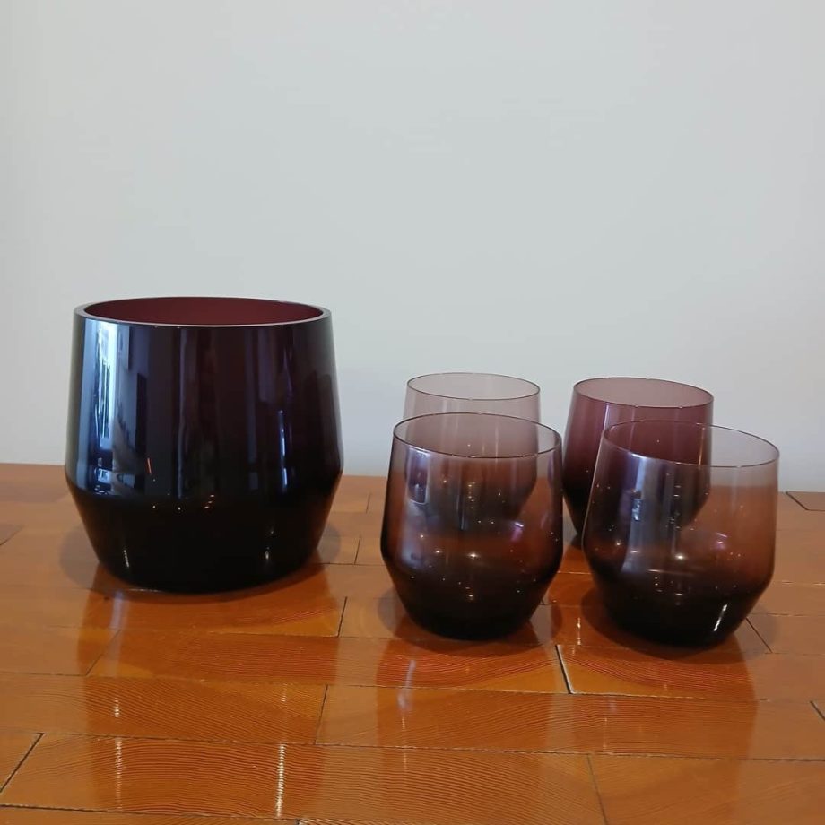 Jarra y vasos de diseño