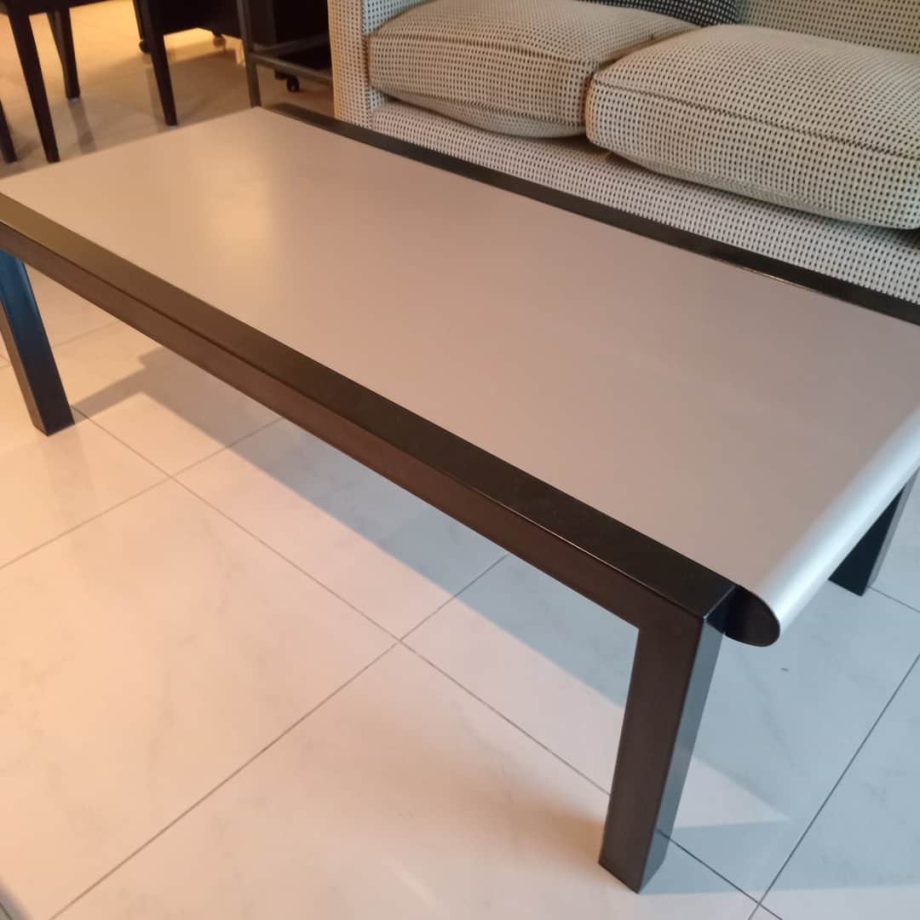 Mesa frente sofá