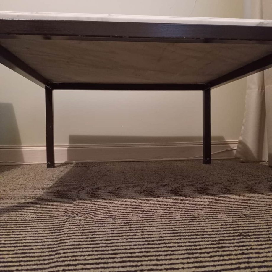 Mesa auxiliar en hierro