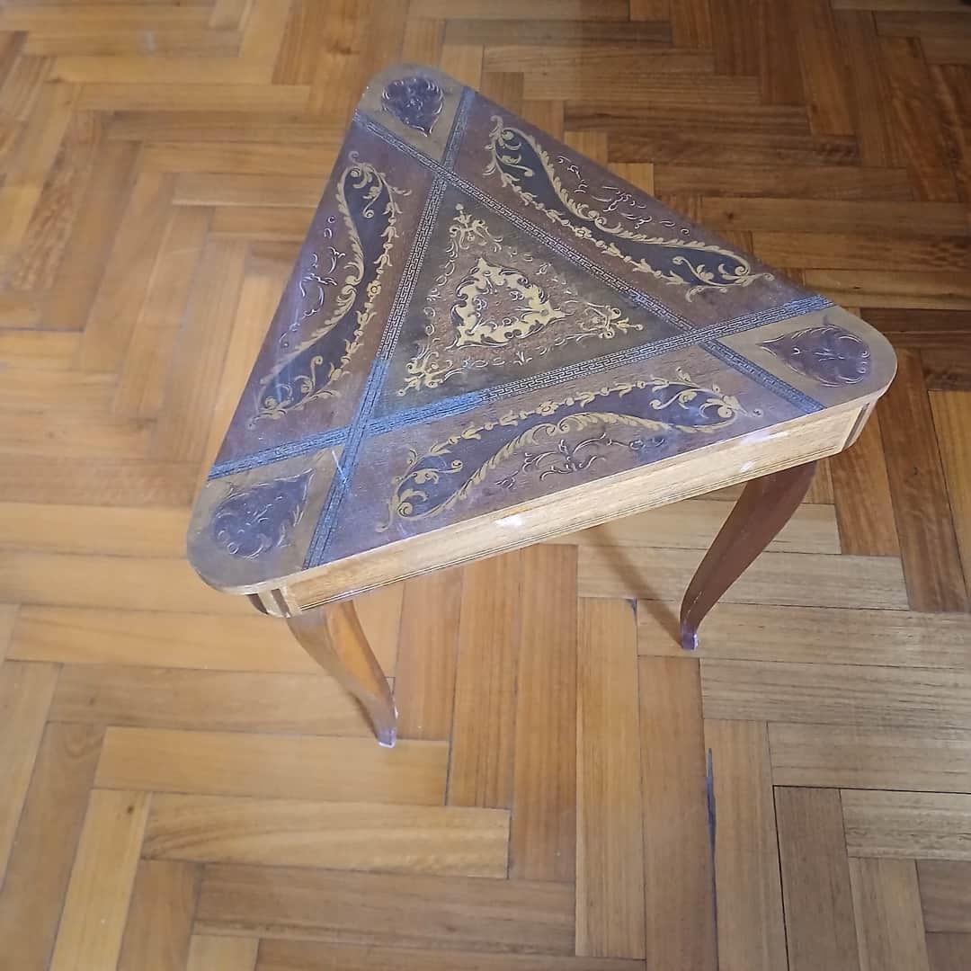 Taburete caja musical