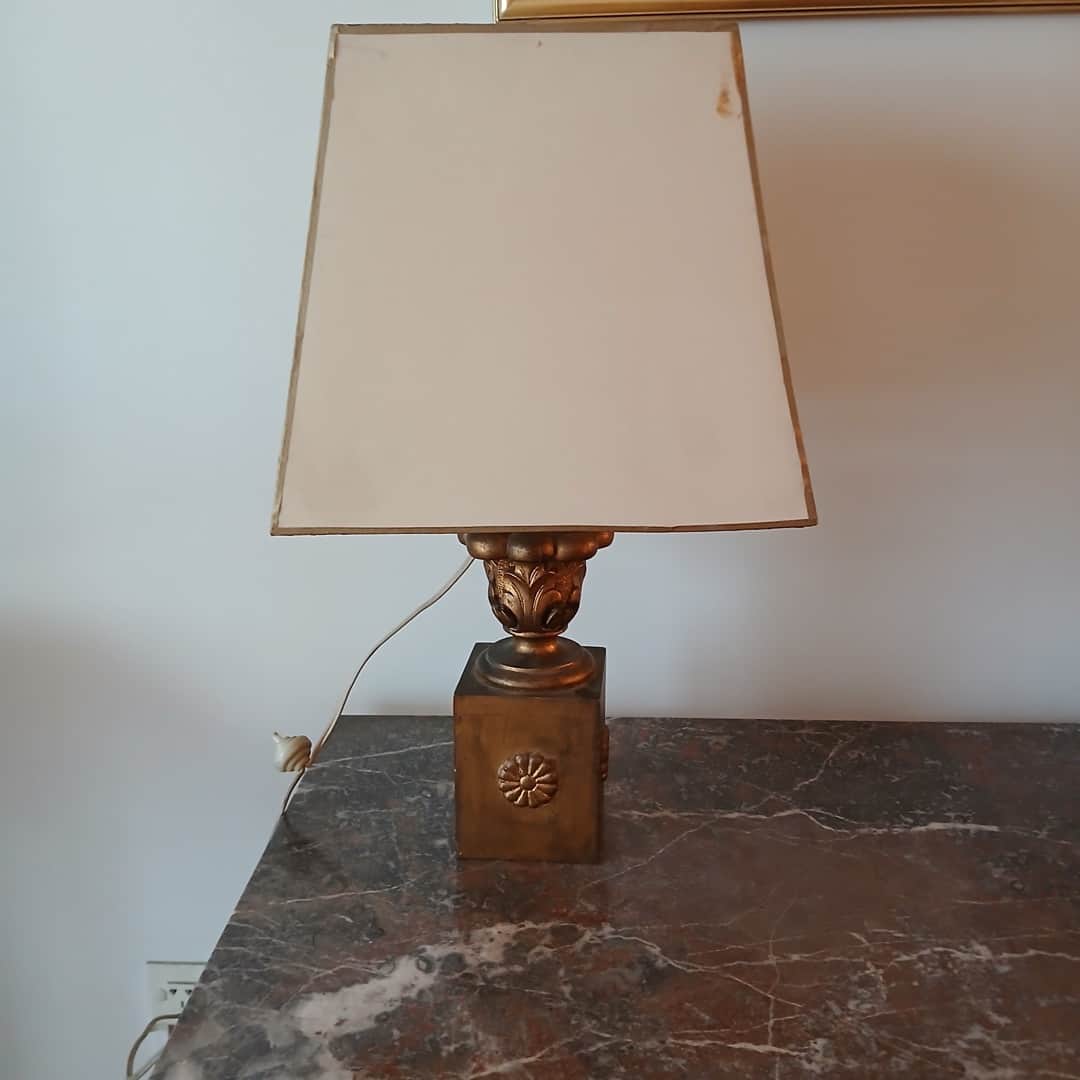 Lámpara de madera dorada.