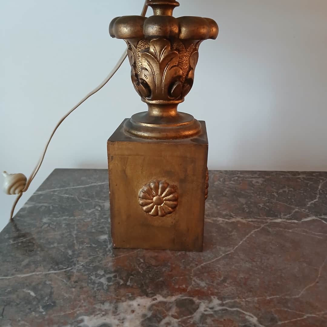 Lámpara de madera dorada.