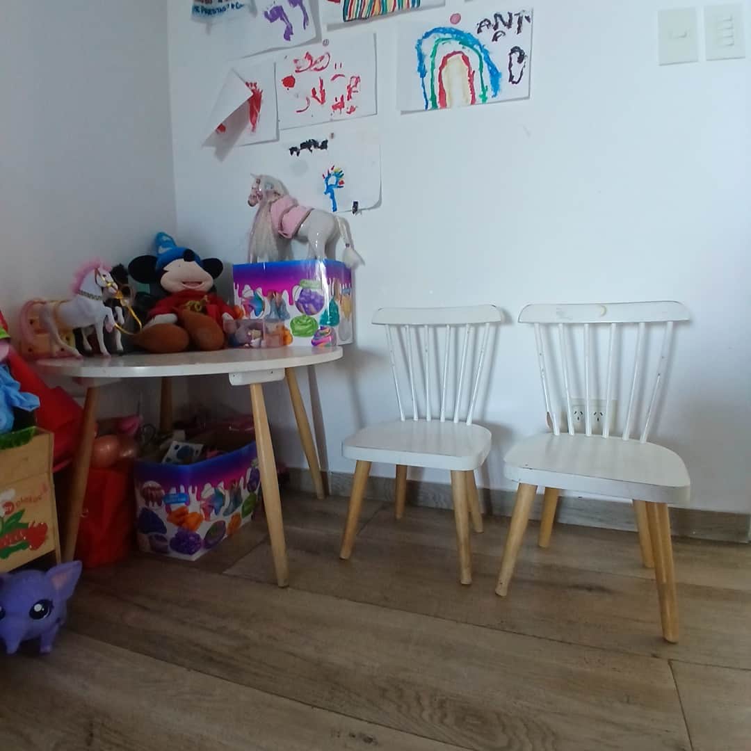 Mesa de niños con sillas