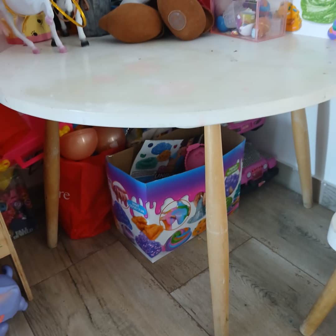 Mesa de niños con sillas