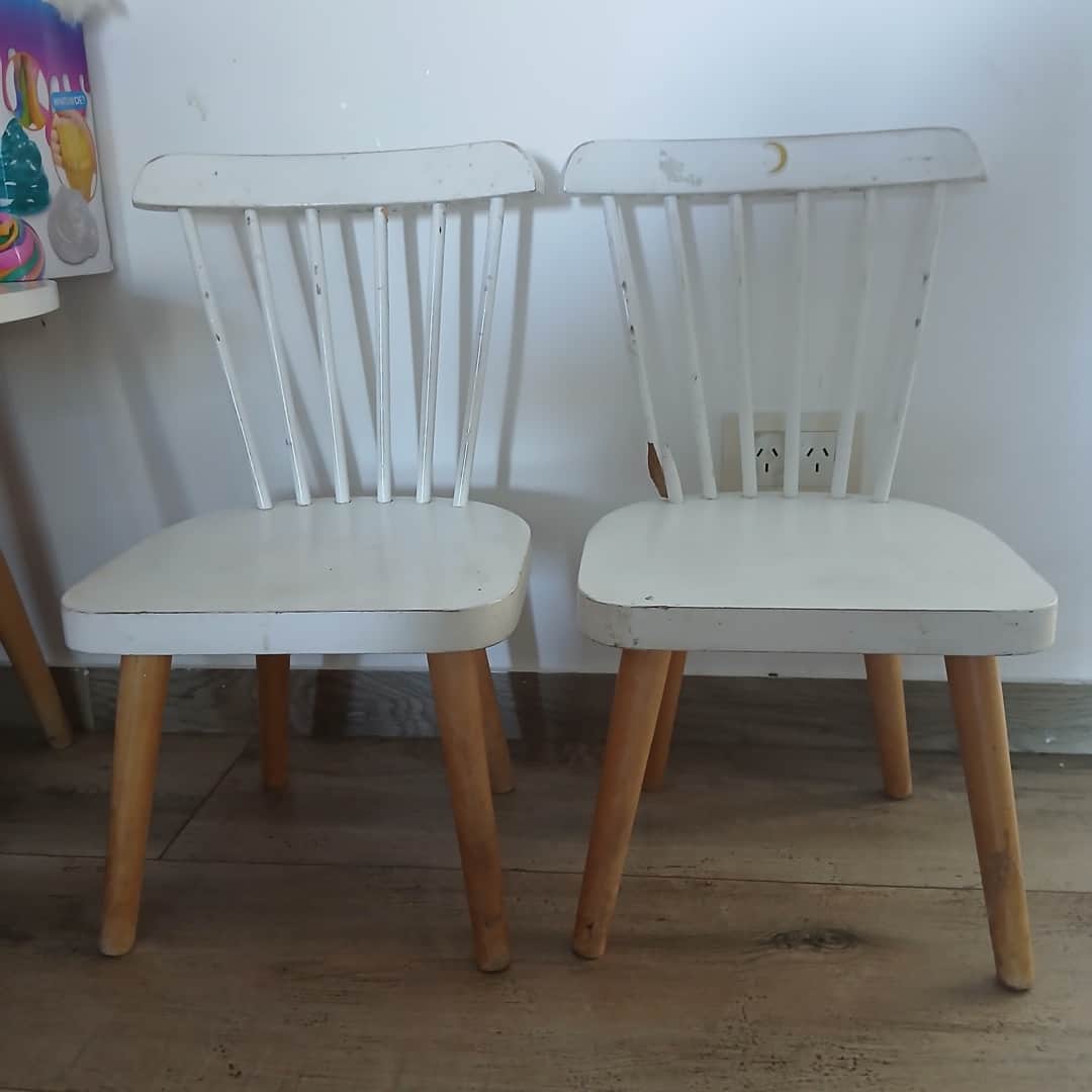 Mesa de niños con sillas