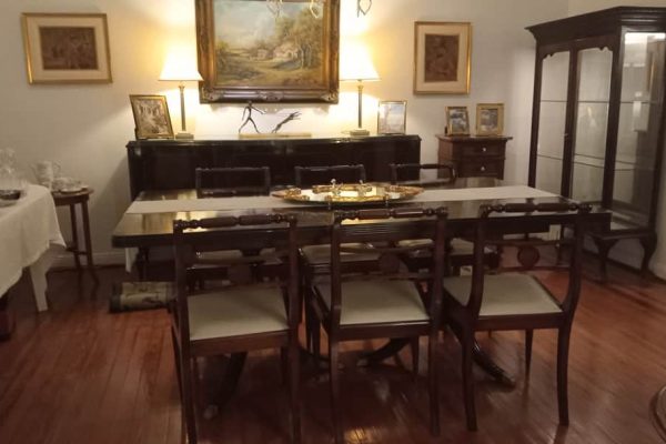 Sofá 2 cuerpo tapizado en lino con resortes, Fradusco; sofá 2 cuerpos; par sillones 1 cuerpo caña rectos; sillón 1 cuerpo; par sillones 1 cuerpo estilo Inglés; mecedora empajada; mesas auxiliares: 2 planos tapa rectangular, par tapa cuadrada 2 planos, par tapa redonda pie central, tapa redonda, con 5 cajones y tapa mármol, tapa oval de sala, 2 planos tapa rectangular...