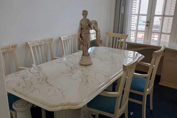 Silloncitos asiento tapizado en azul; 4 banquetas blancas; mesas auxiliares: laqueada tapa cuadrada y 4 cajones, doble pedestal laqueada tapa símil mármol, tapa rectangular estilo Francés, de diseño estructura platil, otras; consola espejada; escritorio laqueado 1 cajón, 1 puerta; respaldo en cuero y tachas; cantidad cómodas laqueadas, patinada de blanco, en azulino y otras; respaldo de cama capitoné...