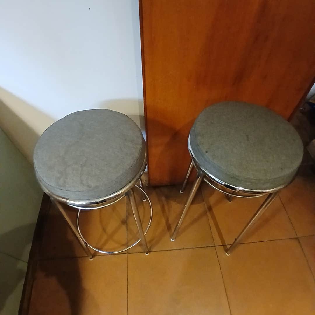 Par de banquetas tapizados