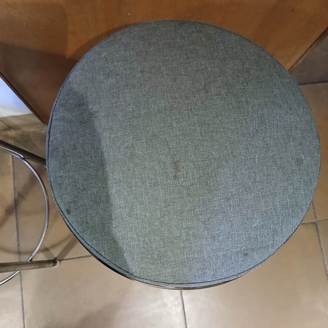 Par de banquetas tapizados