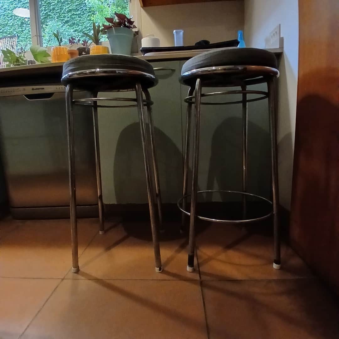 Par de banquetas tapizados