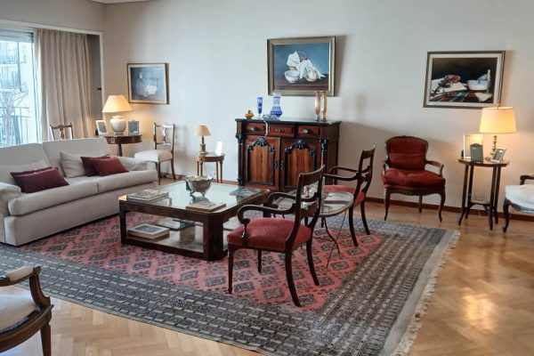 Sillón de 3 cuerpos color manteca; par silloncitos estilo Inglés; silloncito esterillado estilo Francés; 2 sillones 1 cuerpo estilo Francés; sillón 1 cuerpo pana marrón; par silloncitos con funda color gris; sofá cama 1 ½ plazas en corderoy azulino; par sillas estilo Inglés; 2 bancos de guardado; mesas auxiliares: tapa octogonal estilo Inglés doble plano, enchapada doble plano tapas vítreas...