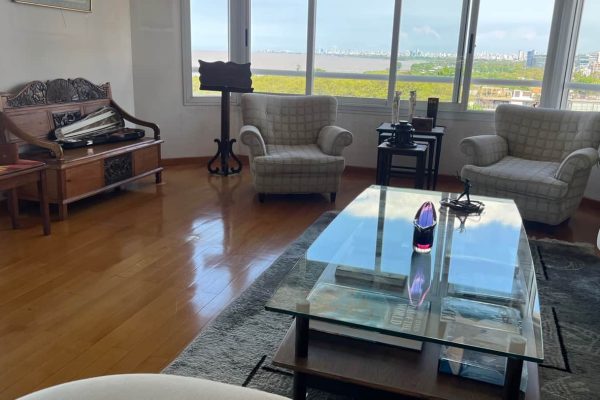 Par sillones 1 cuerpo; silla intervenida; banco en madera con respaldo tallado; sillón 1 cuerpo diseño; fiaca; 3 sillas; mesas auxiliares: diseño 2 planos, nido diseño, tapa entera madera clara, con alas; perchero Thonet; vajillero diseño; cajonera baja tapa fórmica; módulo bajo tapa fórmica; 2 camas con colchón y respaldo; cama 2 plazas con colchón; mesa de luz-Adornos y vajilla...