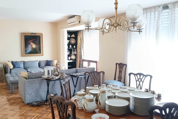 Par sillones 3 cuerpos; silloncito y sillón 1 cuerpo; par puff tapizados; par sillones y sillas berger; par silloncitos capitoné; sillón cama 1 plaza; mesas auxiliares: par en madera y vítrea, fumador en bronce y madera; comedor: mesa circular, 8 sillas tapizadas; vajillero con 6 puertas; consola en madera y marqueteríe líneas rectas, otra de cristal; 2 camas con cabecera y colchón-Adornos y vajilla...