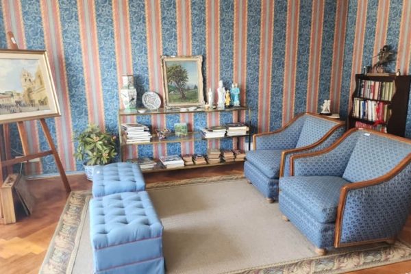 Sofá 3 cuerpos color borravino; par sillones berger tapizado celeste; sillón 1 cuerpo; par sillas estilo Francés; sillones estilo Inglés 1 cuerpo; par butacas; sillón estilo Inglés en cuero; sillón vintage; butacón; mesas auxiliares: en bronce y vítrea 2 planos, estilo Inglés tapa vítrea, con alzada y 2 cajones, tapa redonda y estante con galería, 3 planos estilo Inglés, con ruedas; secretaire estilo Inglés...