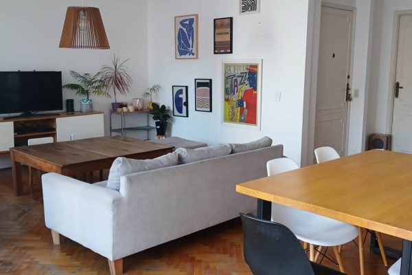 Sofás 3 y 2 cuerpos en pana gris; mesas auxiliares en madera; cajonera negra 4 estantes; rack en metal, otros en madera y melanina; cómoda tapa mármol en roble; perchero Thonet; biblioteca en madera 5 estantes y otra pequeña; escritorios diseño; silla de PC ruedas, otra silla Eames y sillón giratorio blanco; cómoda roja en madera; cama con respaldo en madera...