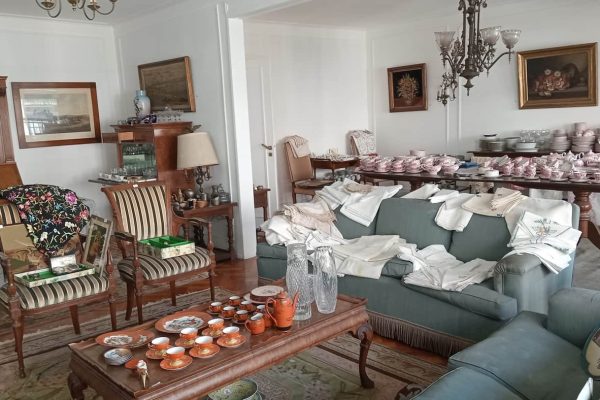 Par sofás 3 cuerpos; sillón bergere; par sillones estilo Inglés; mesas auxiliares: nido estilo Inglés, estilo Francés con galería bronce, carro 2 planos en bronce, par 2 planos, estilo Inglés con borde irregular, carro estilo Inglés; comedor estilo Inglés: mesa tapa redonda con 6 sillas; secretaire con alzada vitrina estilo Inglés; consola con alas estilo Inglés; 2 módulos con alzada; biblioteca...