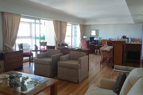 Par sofás 3 cuerpos color crudo; par sillones 1 cuerpo; par sillones bergere en tonos bordó; par sillones bergere rayado en color habano y negro; par silloncitos; banqueta tapizada; sillón relax; siloncitos con apoya brazos; mesas auxiliares: en madera, circular con 3 columnas, par circulares, circular con cajones estilo Inglés, par con 4 columnas estilo Inglés, carro 2 planos, carro de TV...