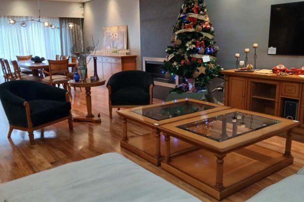 Sofá 3 cuerpos en cuero con almohadón tapizado; par sillones 1 cuerpo laterales esterillados; par sillones 1 cuerpo tapizados en negro; mesas auxiliares: redonda con pata central, 2 doble plano tapa vítrea biselada, 2 cajones con frente esterillado; consola estilo Biedermeier 2 cajones: comedor: mesa rectangular doble pedestal, par silloncitos, 6 sillas; vajillero 4 cajones, 4 puertas, otros 4 puertas y cajón...