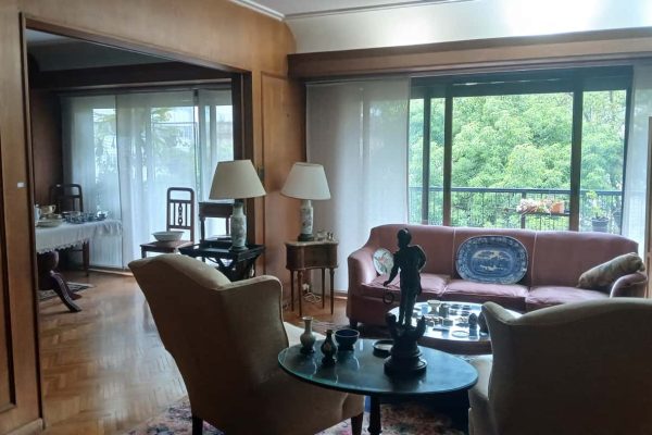 Sofá curvo 3 cuerpos en pana rosa; par sillones berger con fundas; par sillas en roble; silla estilo Francés; mesas auxiliares: redonda doble plano con ruedas, riñón con tapa mármol, carro con galería en madera y bandeja desmontable y otra; biombo 3 hojas pátina dorada; escritorio estilo Inglés con alzada y tapa cuero, otro estilo Inglés 2 cajones; vajillero con bar en roble...