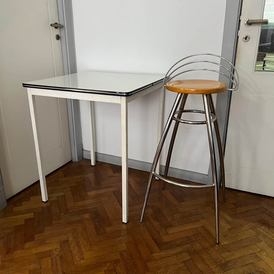 Mesa auxiliar y banqueta