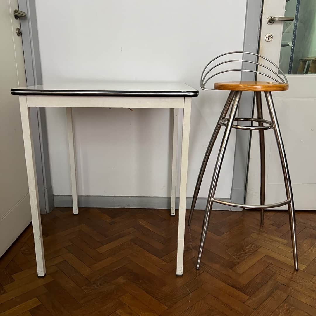 Mesa auxiliar y banqueta