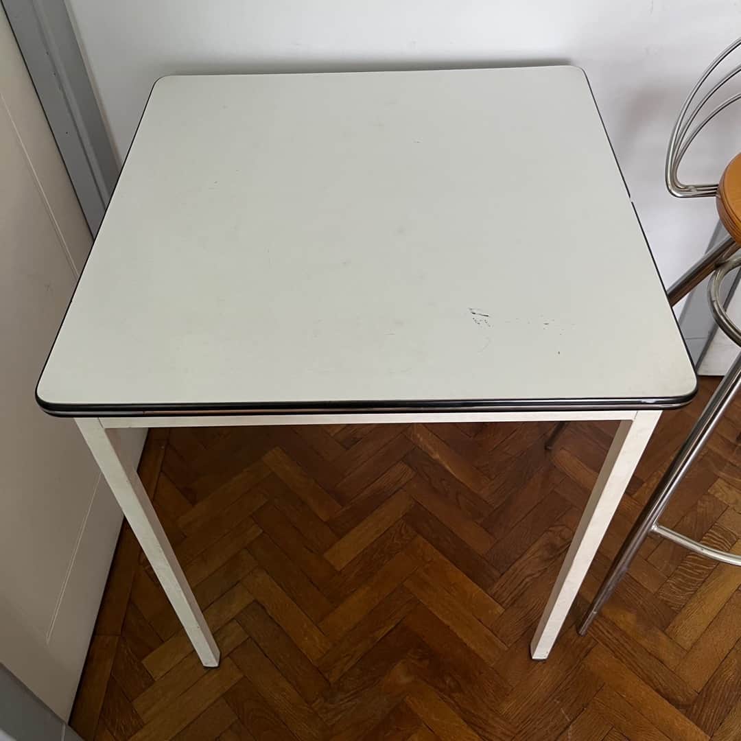 Mesa auxiliar y banqueta