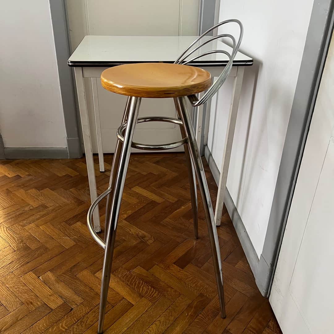 Mesa auxiliar y banqueta