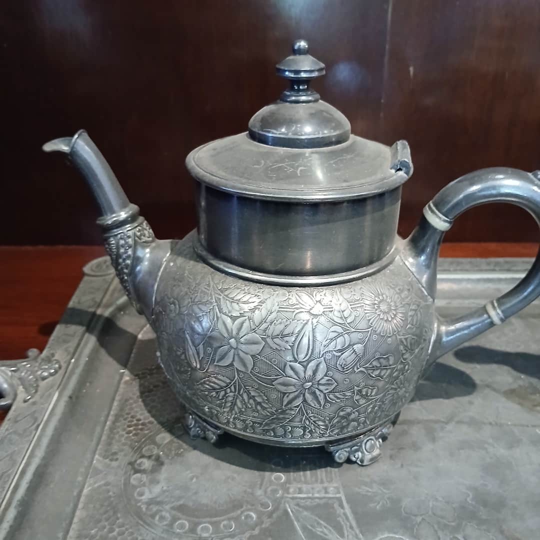 Juego en metal plateado