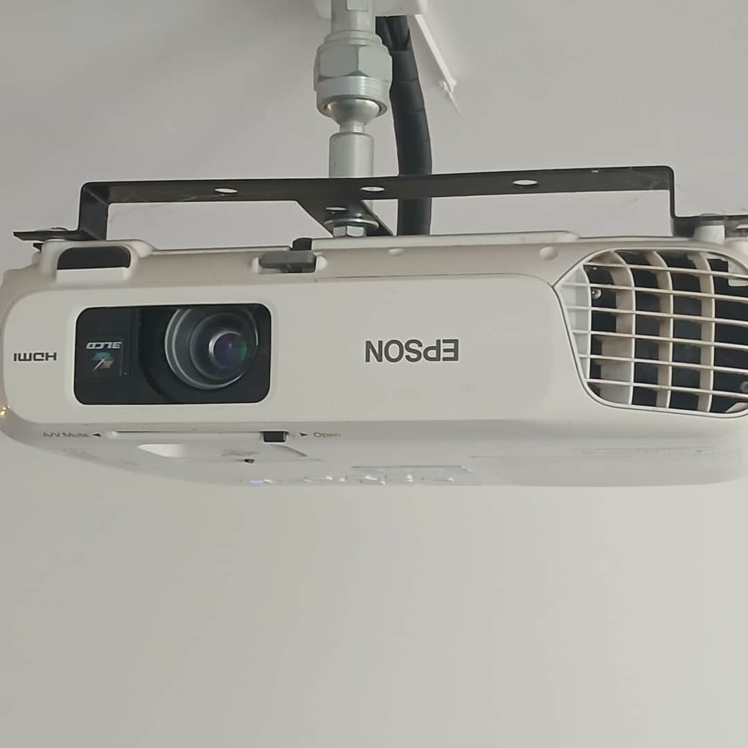 Proyector con pantalla Epson