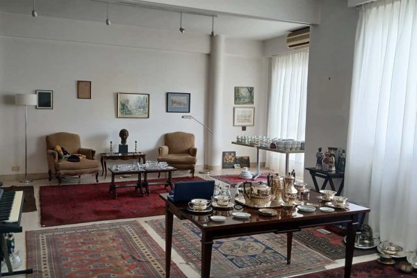 Par sillones; par sillas; mesas auxiliares: par cuadradas, par diseño Italianas, carro metálica, par con 2 cajones, libro, plegable madera, tijera, par cuadradas; bibliotecas; mueble con 2 puertas; cómodas alta y baja; percha valet; 2 sommier 1 plaza; cama con colchón; mesa luz-Adornos y vajilla: Juegos varios de café Germany; juego de café Limoges; juego de te Verbano...