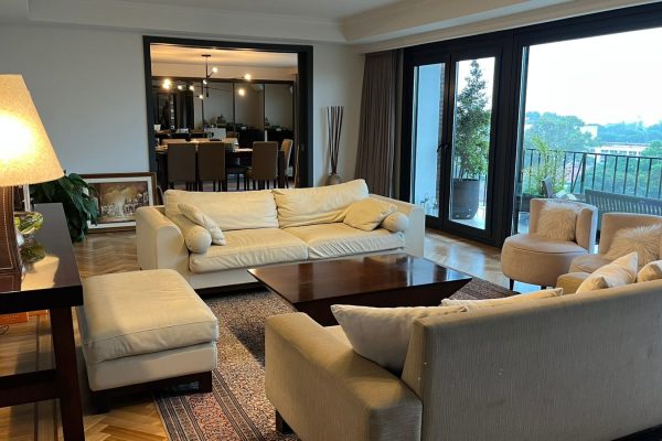 Sofá 3 cuerpos diseño, cuero, con banqueta; sofá 3 cuerpos tapizado lino, color champagne; sofá diseño 3 cuerpos con funda; sofá 2 cuerpos; mesas auxiliares: diseño laqueada, 2 planos y otras; comedor diseño: mesa entera, 8 sillas tapizadas en cuero, vajillero; consola diseño madera maciza; biblioteca diseño; mueble auxiliar bajo audio y TV Pottery barn; escritorio y silla Pottery barn...