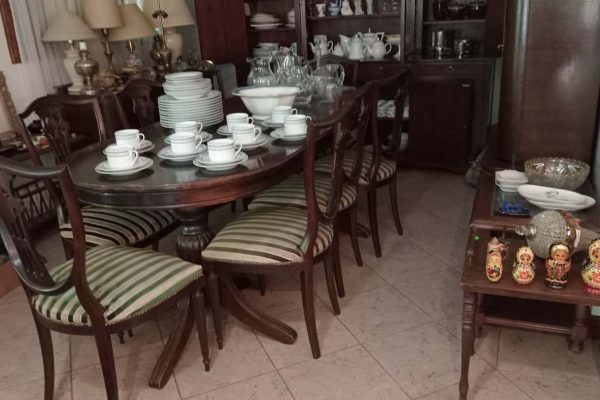 Sofá 3 cuerpos; par sillones 1 cuerpo respaldo esterilla; par sillones de diseño; sillón 2 cuerpos; silloncito Thonet; butacón doble; 6 sillas Chippendale; silla Provenzal; 4 sillas en roble y otras; mesas auxiliares: hierro y vítrea, tapa redonda, 2 planos borde irregular, estilo Inglés con pie central tapa redonda, carro tapa redonda, carro con alas, con revistero, carro con 2 bancos; comedor estilo Inglés...