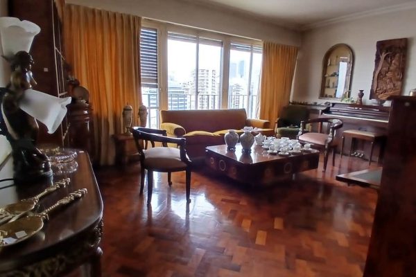 Sillón 3 cuerpos tapizado en pana; butaca circular vintage; par silloncitos estilo Francés tapizados en pana verde; par silloncitos estilo Imperio; silloncitos estilo Francés; sillas; mesas auxiliares: estilo Inglés, tapa redonda garras en bronce, de comedor estilo Francés doble pedestal, carro Provenzal; vajillero; chiffonier estilo Francés 7 cajones y tapa mármol, otro pequeño estilo Inglés enchapado en raíz de nogal...